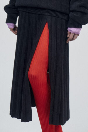 CHENILLE LONG SLITTED PLEATED SKIRT | BLACK